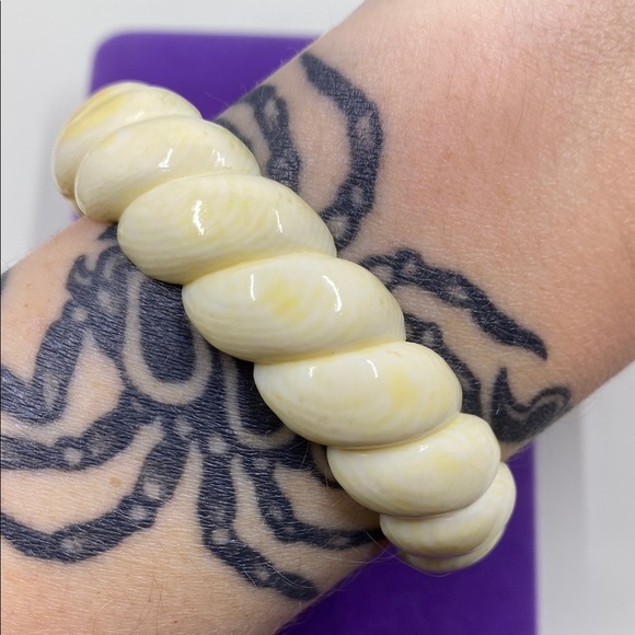 💛 Antique Cream Bone Bangle Bracelet - Picture 4 of 5